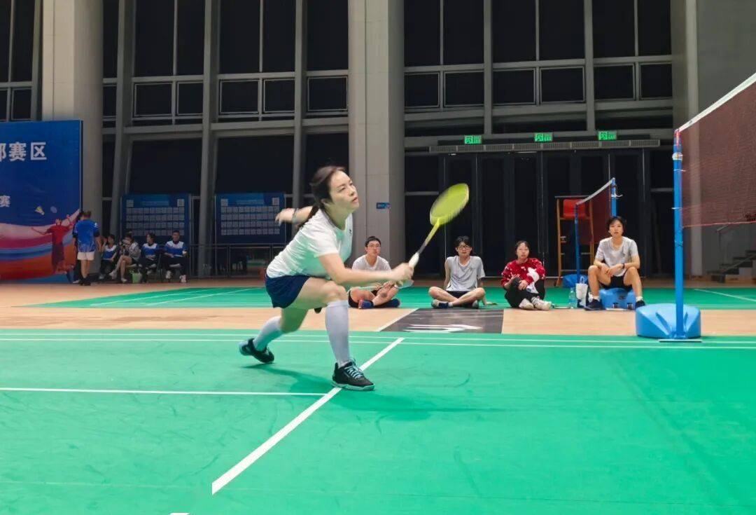 简医羽毛球队在市级职工羽毛球比赛中斩获公开组第二名