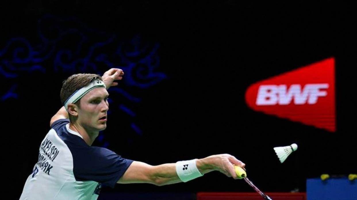 法国羽毛球公开赛男单比赛，安赛龙对阵马来西亚选手梁峻豪，比赛激烈精彩，安赛龙展现出强大实力和冷静应对能力