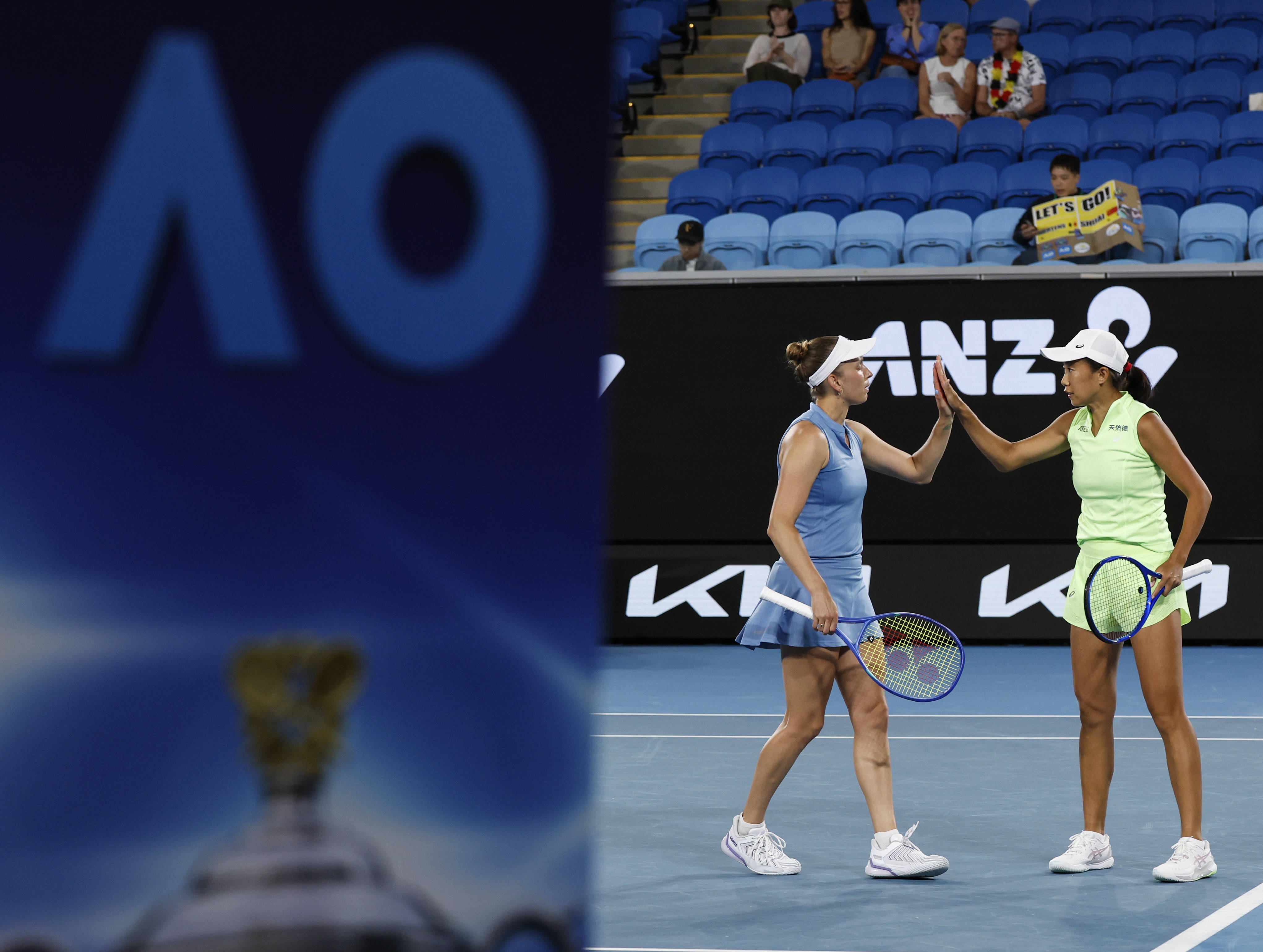 （体育）网球——澳网：张帅/梅尔滕斯晋级女双决赛